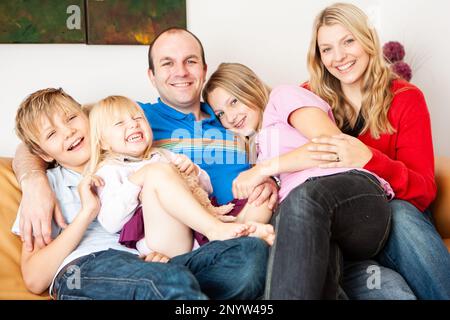 La vie de famille, le meilleur papa. Une famille se réunit autour de son père dans un portrait de groupe affectueux et insouciant. À partir d'une série d'images associées. Banque D'Images