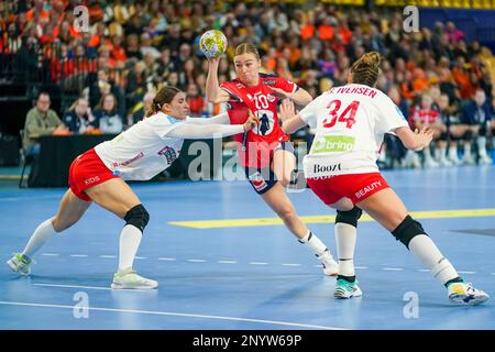 EINDHOVEN, PAYS-BAS - MARS 2 : Stine Oftedal de Norvège, Rikke Iversen du Danemark pendant le match des femmes de la Ligue d'or entre la Norvège et le Danemark au Sportcentrum d'intérieur Eindhoven sur 2 mars 2023 à Eindhoven, pays-Bas (photo de Henk Seppen/Orange Pictures) Banque D'Images