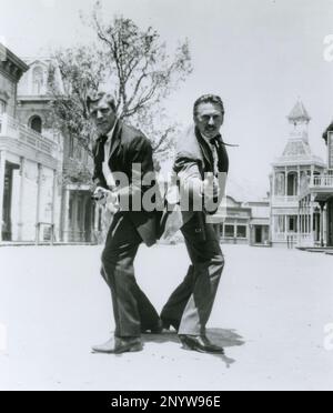 Les acteurs américains Burt Lancaster et Kirk Douglas dans le film Gunfight à l'OK Corral, USA 1957 Banque D'Images