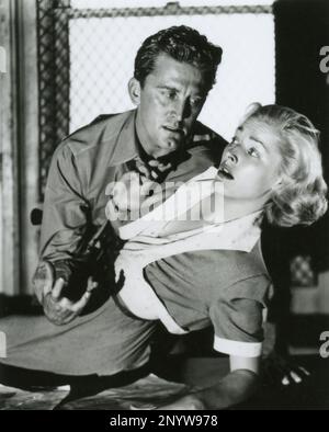 L'acteur américain Kirk Douglas et l'actrice Eleanor Parker dans le film Detective Story, USA 1951 Banque D'Images