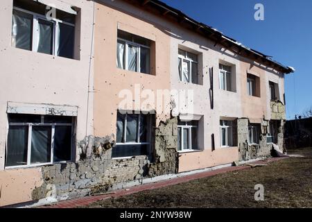 ZAHALTSI, UKRAINE - 2 MARS 2023 - l'école locale qui a été fortement endommagée dans les bombardements de l'armée russe est inutilisable et a besoin d'un représentant majeur Banque D'Images