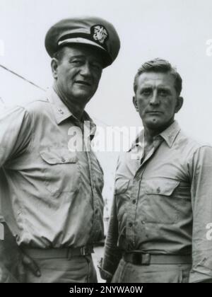 Les acteurs américains John Wayne et Kirk Douglas dans le film dans Harm's Way, USA 1965 Banque D'Images