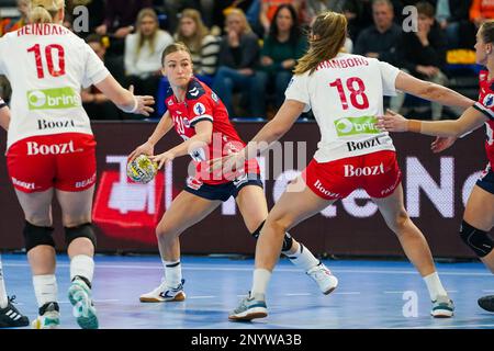 EINDHOVEN, PAYS-BAS - MARS 2 : Stine Oftedal de Norvège, mette Transborg du Danemark lors du match des femmes de la Ligue d'or entre la Norvège et le Danemark au Indoor Sportcentrum Eindhoven sur 2 mars 2023 à Eindhoven, pays-Bas (photo de Henk Seppen/Orange Pictures) Banque D'Images