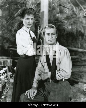 L'actrice américaine Brenda Marshall et l'acteur Alan Ladd dans le film Whispering Smith, USA 1948 Banque D'Images