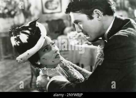 L'actrice anglaise Merle Oberon et l'acteur George Reeves dans le film Lydia, USA 1941 Banque D'Images