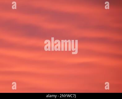 Magnifique ciel coloré au coucher du soleil à Maramures, Roumanie Banque D'Images