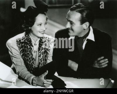 L'actrice anglaise Merle Oberon et l'acteur David Niven dans le film Enemy aimé, USA 1936 Banque D'Images