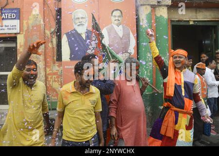 Non exclusif: 2 mars 2023, Kolkata, Inde: Les militants du parti Bharatiya Janta (BJP) célèbrent la victoire du parti Bharatiya Janta à Tripura, Banque D'Images