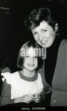 Sue Lawley, présentatrice et diffuseur de la télévision et de la radio anglaise, et sa fille Harriet, Royaume-Uni 1988 Banque D'Images