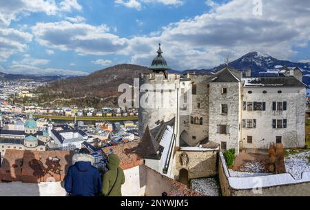 Vue sur la ville depuis la forteresse de Hohensalzburg (Festung Hohensalzburg), Salzbourg, Autriche Banque D'Images