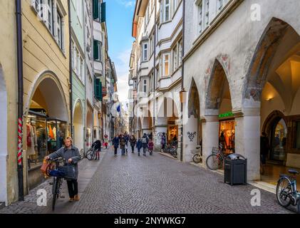 Boutiques sur via dei Portici, Bolzano, Italie (Bozen) Banque D'Images