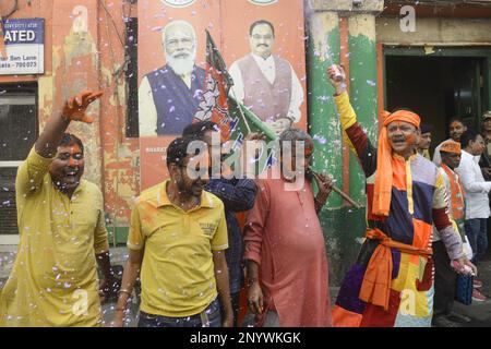 2 mars 2023, Kolkata, Inde: Les militants du Parti Bharatiya Janta (BJP) célèbrent la victoire du Parti Bharatiya Janta à Tripura, après les élections de l'Assemblée du Nagaland et de Meghalaya sur 2 mars, 2023 à Kolkata, Inde.(photo de Saikat paul / Groupe Eyepix) Banque D'Images