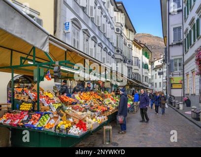 Étals du marché sur la Piazza delle Erbe, Bolzano, Italie (Bozen) Banque D'Images