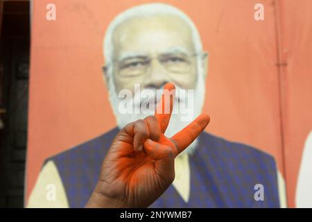 2 mars 2023, Kolkata, Inde: Les militants du Parti Bharatiya Janta (BJP) célèbrent la victoire du Parti Bharatiya Janta à Tripura, après les élections de l'Assemblée du Nagaland et de Meghalaya sur 2 mars, 2023 à Kolkata, Inde.(photo de Saikat paul / Groupe Eyepix) Banque D'Images