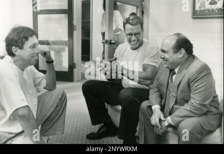 Ivan Reitman, cinéaste canadien né en Tchécoslovaquie, et Arnold Schwarzenegger et Danny DeVito, acteurs américains, tout en filmant Junior, USA 1994 Banque D'Images