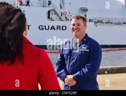 Le petit officier 1st Class Cory Demery, spécialiste de l'application de la loi maritime affecté à l'ours de l'USCGC (WMEC 9012), donne une entrevue aux médias à l'embarcadère de Portsmouth, en Virginie, le 15 février 2023. L'ours est revenu à la maison après un déploiement de 60 jours qui a mené des missions de sécurité et de sûreté maritimes dans le détroit de Floride. Banque D'Images