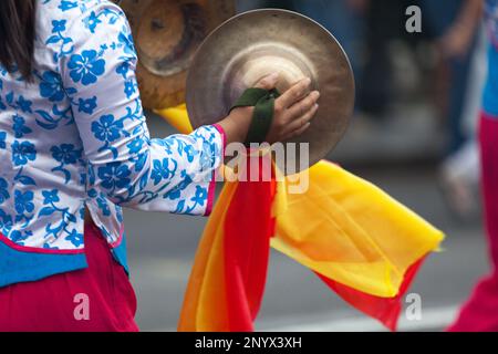 Musicien jouant avec une paire de cymbales pendant le Festival Guan Di. Banque D'Images