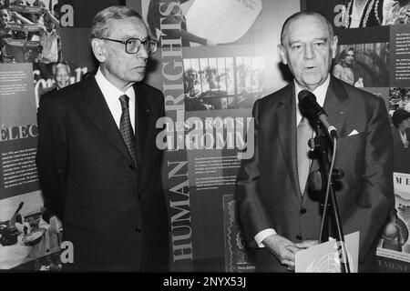 Archives 90ies : le maire de Lyon, Raymond barre, accueille Boutros Boutros Ghali, Secrétaire général de l'Organisation des Nations Unies, Sommet G7, Lyon, France Banque D'Images