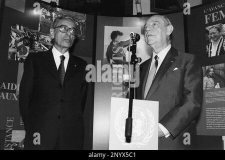 Archives 90ies : le maire de Lyon, Raymond barre, accueille Boutros Boutros Ghali, Secrétaire général de l'Organisation des Nations Unies, Sommet G7, Lyon, France Banque D'Images