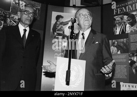 Archives 90ies : le maire de Lyon, Raymond barre, accueille Boutros Boutros Ghali, Secrétaire général de l'Organisation des Nations Unies, Sommet G7, Lyon, France Banque D'Images