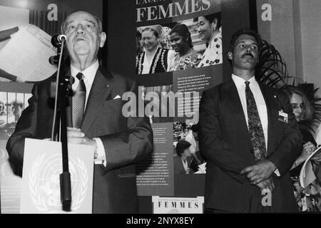 Archives 90ies : le maire de Lyon, Raymond barre, accueille Boutros Boutros Gahli, Secrétaire général de l'Organisation des Nations Unies, Sommet G7, Lyon, France Banque D'Images