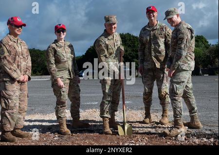 ÉTATS-UNIS Le lieutenant-général de la Force aérienne James Jacobson, commandant adjoint de la Force aérienne du Pacifique, brise le terrain sur un site de construction de l'Escadron de réparation des opérations lourdes déployables en génie rapide 554th, au Centre régional d'entraînement du Pacifique, à la base aérienne d'Andersen, à Guam, le 19 janvier 2023. Le cheval ROUGE de 554th fournit à la Force aérienne une force mobile d'intervention en génie civil à l'appui des opérations d'urgence et des opérations spéciales dans le monde entier. Banque D'Images