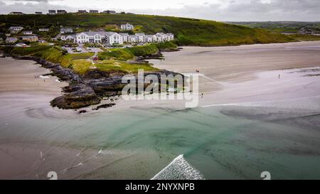 Magnifique promontoire de la Vierge Marie sur la côte irlandaise, vue de dessus. Inchydoney Beach par jour nuageux. Une station balnéaire irlandaise. Banque D'Images