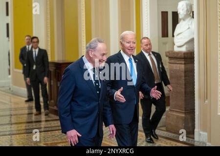 Washington, États-Unis. 02nd mars 2023. Le président AMÉRICAIN Joe Biden et le chef de la majorité au Sénat Chuck Schumer marchent pour rejoindre les démocrates du Sénat pour un déjeuner politique au Capitole des États-Unis à Washington, DC, USA 02 mars 2023. Credit: Abaca Press/Alay Live News Banque D'Images