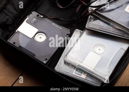 Un assortiment d'anciens mini-disques Sony se trouve dans un sac, un équipement d'enregistrement vocal rétro à l'ancienne et 90s technologies d'enregistrement audio, stockage, groupe Banque D'Images