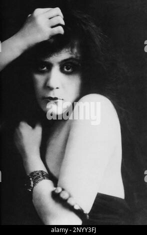 La célèbre actrice silencieuse du film THEDA BARA ( 1885 - 1955 ) , anagramme de la mort arabe , en SIN ( 1915 ) Par Herbert Brenon - CINÉMA - FILM - VAMP - DIVA - DIVINA - spalla - spalle - épaules - bracciale - braccialetto - bracciali - bracelet - bijoux - gioiello - gioielli - peccato - peccatrice - sinner --- Archivio GBB Banque D'Images