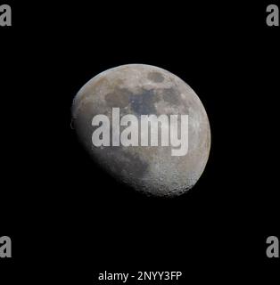 Londres, Royaume-Uni. 2 mars 2023. Cirage de la lune Gibbous dans un ciel dégagé au-dessus de Londres. Cette photo rehaussée de couleurs montre les dépôts minéraux sous forme de zones bleues et brunes séparées. Crédit : Malcolm Park/Alay Live News Banque D'Images