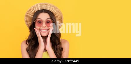 génial. enfin vacances d'été. petite beauté. enfant porter un chapeau de paille et des lunettes. l'adolescence émerveillé. Visage d'enfant, affiche horizontale, fille adolescente isolée Banque D'Images