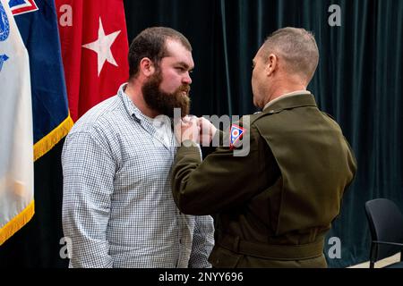 Brig. Le général Thomas E. Moore II, à droite, remet la Médaille de mention élogieuse de l'Ohio à son fils Owen lors d'une cérémonie de retraite pour Brig. Le général Moore au major-général Robert S. Beightler Armory à Columbus, Ohio, le 19 janvier 2023. Owen a été reconnu pour son dévouement, ses efforts et sa patience extraordinaires au cours de la carrière militaire de son père. Banque D'Images