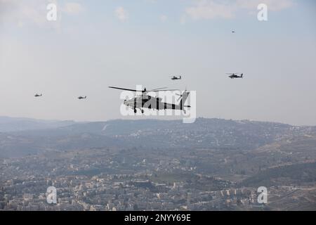 AH-64 les hélicoptères Apache affectés à la Brigade de combat Aviation 36th se déplacent en position pendant l'exercice Juniper Oak 23. Les hélicoptères ont engagé des cibles sur une aire de tir en direct établie en mer Méditerranée, en coordination avec les marines américaine et israélienne, afin de démontrer l'engagement des États-Unis à l'égard de la sécurité d'Israël et de renforcer l'interopérabilité des forces américaines et israéliennes. Banque D'Images