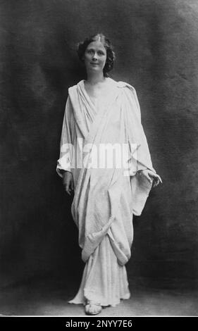 1905 environ : La danseuse révolutionnaire américaine ISADORA DUNCAN ( San Francisco 1878 - Nice , France 1927 ) , fondatrice de Free Dance , mariée au poète gay russe Sergei Esenin , amant du directeur du théâtre Gordon Craig . Photo de Paul Berger , Paris , France - DANSE - DANSE - DANSE - DANSE - BALLERINE - rivoluzionaria - avanguardia - avantgarde - ancienne robe greco-roman - vestito all'antica greco-romano - DANZA LIBERA - BALLETTO - TEATRO --- Archivio GBB Banque D'Images