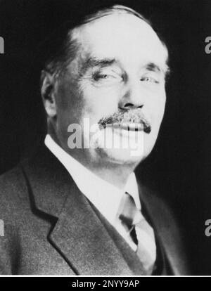 1934 , GRANDE-BRETAGNE : L'écrivain britannique de science-fiction H G WELLS ( 1866 - 1946 ) au moment de son entretien avec Staline - H. G. - LETTERATO - LETTERATURA - LIRERATURE - science-fiction - FANTASCIENZA - fanta-scienza - portrait - ritratto - scrittore - cravate - Cravatta - moustache - Cravatta -- Archivio GBB Banque D'Images