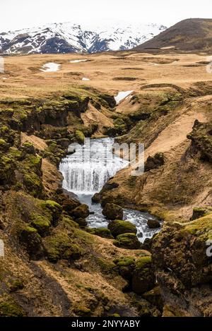 Vue lointaine de la cascade de Steinbogafoss et du paysage environnant, sentier de randonnée de Laugavegur, Islande Banque D'Images