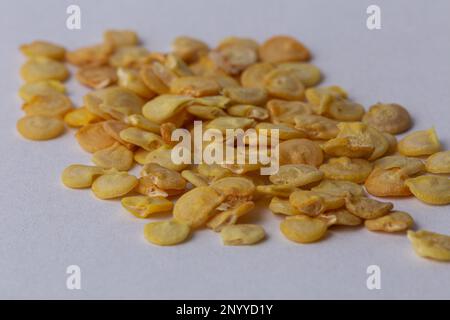 Vue rapprochée d'un Pepper Seeds en forme de cloche sur fond blanc Banque D'Images