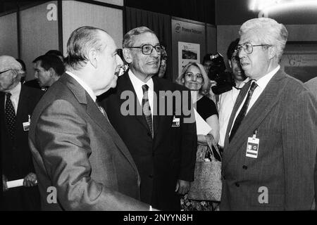 Archives 90ies : le maire de Lyon, Raymond barre, accueille Boutros Boutros Ghali, Secrétaire général de l'Organisation des Nations Unies, Sommet G7, Lyon, France Banque D'Images