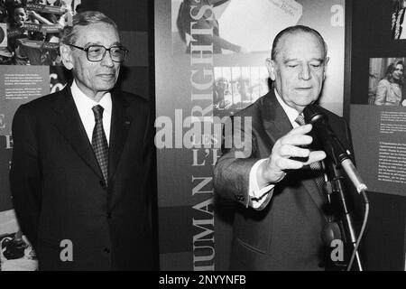 Archives 90ies : le maire de Lyon, Raymond barre, accueille Boutros Boutros Ghali, Secrétaire général de l'Organisation des Nations Unies, Sommet G7, Lyon, France Banque D'Images