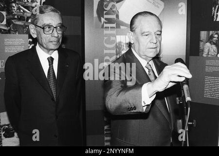 Archives 90ies : le maire de Lyon, Raymond barre, accueille Boutros Boutros Ghali, Secrétaire général de l'Organisation des Nations Unies, Sommet G7, Lyon, France Banque D'Images