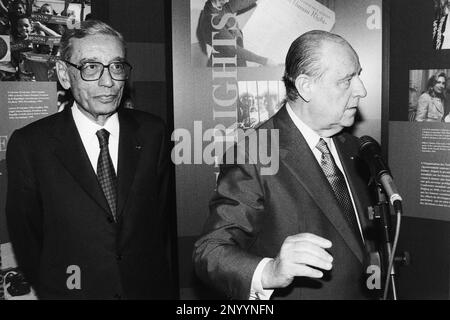 Archives 90ies : le maire de Lyon, Raymond barre, accueille Boutros Boutros Ghali, Secrétaire général de l'Organisation des Nations Unies, Sommet G7, Lyon, France Banque D'Images