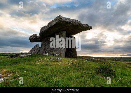 Le légendaire Dolmen de Poulnabrone, l'une des attractions touristiques les plus populaires du parc national de Burren, comté de Clare, Irlande Banque D'Images