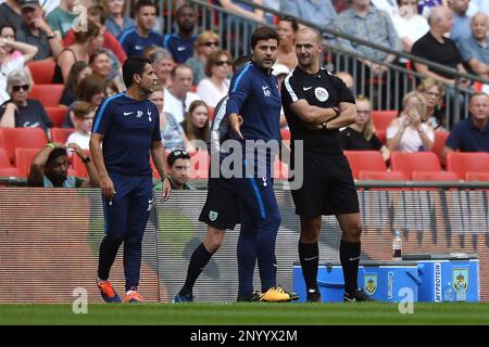 Mauricio Pochttino Moans, directeur de Tottenham Hotspur, a propos de la décision de l'arbitre Lee Mason au quatrième officiel Robert Medley - Tottenham Hotspur v Burnley, Premier League, Wembley Stadium, Londres - 27th août 2017. Banque D'Images