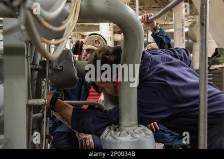 SINGAPOUR (17 février 2023) – Engineman 3rd Class Lucas Anderson, front, et Engineman Fireman Jeremy Knight inspectent une hélice de contrôle dans la salle des moteurs principale du quai de transport amphibie USS Anchorage (LPD 23), 17 février 2023. Un entretien régulier assure le groupe de préparation amphibie de l'île de Makin, composé du navire d'assaut amphibie USS Makin Island (LHD 8) et des quais de transport amphibie USS Anchorage (LPD 23) et USS John P. Murtha (LPD 26), Opère dans la zone d'exploitation de la flotte américaine 7th avec l'unité expéditionnaire maritime 13th embarquée afin d'améliorer l'interopérabilité avec Banque D'Images