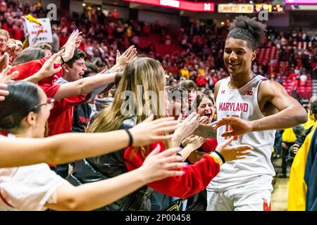 College Park, Maryland, États-Unis. 26th févr. 2023. Julian Reese (10), de l'Université du Maryland, célèbre avec des fans après avoir battu l'Uni du Nord-Ouest n° 21 Banque D'Images