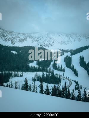 Vue sur les montagnes enneigées de Loveland Pass, Colorado Banque D'Images