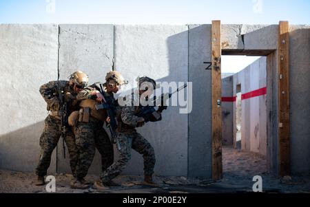 ÉTATS-UNIS Marines avec 3D équipe de combat littoral, 3D Marine littoral Regiment, 3D Marine Division, se préparer à vider une pièce pendant une aire d'opérations urbaines de démolition dans le cadre de l'exercice d'entraînement du Marine littoral Regiment (MLR-TE) au Marine corps Air Ground combat Center Twentynine Palms, Californie, 28 janvier 2023. MLR-TE est un exercice de niveau service à grande échelle conçu pour former, développer et expérimenter avec le mlr 3D dans le cadre d'une force opérationnelle Marine Air-Ground, dirigée par la division marine 3D, opérant en tant que force opérationnelle dans un environnement maritime contesté et distribué. Banque D'Images