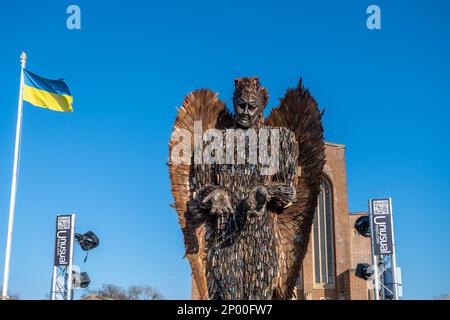 2 mars 2023. La sculpture de Knife Angel de l'artiste Alfie Bradley est exposée devant la cathédrale de Guildford, Surrey, Angleterre, Royaume-Uni, pour le mois. Il est connu comme le monument national contre la violence et l'agression. La sculpture a été faite à partir de milliers de couteaux émoussés remis lors d'une amnistie des couteaux dans tout le pays, en accord avec les 43 gendarmes de la police. C'était l'idée de Clive Knowles, président du centre britannique d'ironnwork à Shropshire. Banque D'Images