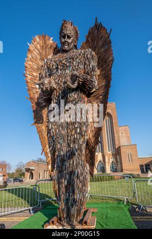 2 mars 2023. La sculpture de Knife Angel de l'artiste Alfie Bradley est exposée devant la cathédrale de Guildford, Surrey, Angleterre, Royaume-Uni, pour le mois. Il est connu comme le monument national contre la violence et l'agression. La sculpture a été faite à partir de milliers de couteaux émoussés remis lors d'une amnistie des couteaux dans tout le pays, en accord avec les 43 gendarmes de la police. C'était l'idée de Clive Knowles, président du centre britannique d'ironnwork à Shropshire. Banque D'Images